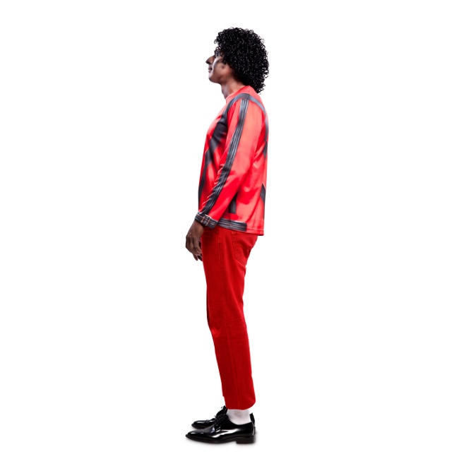 Foto lateral/trasera del modelo de Michael Jackson en costume t-shirt Thriller