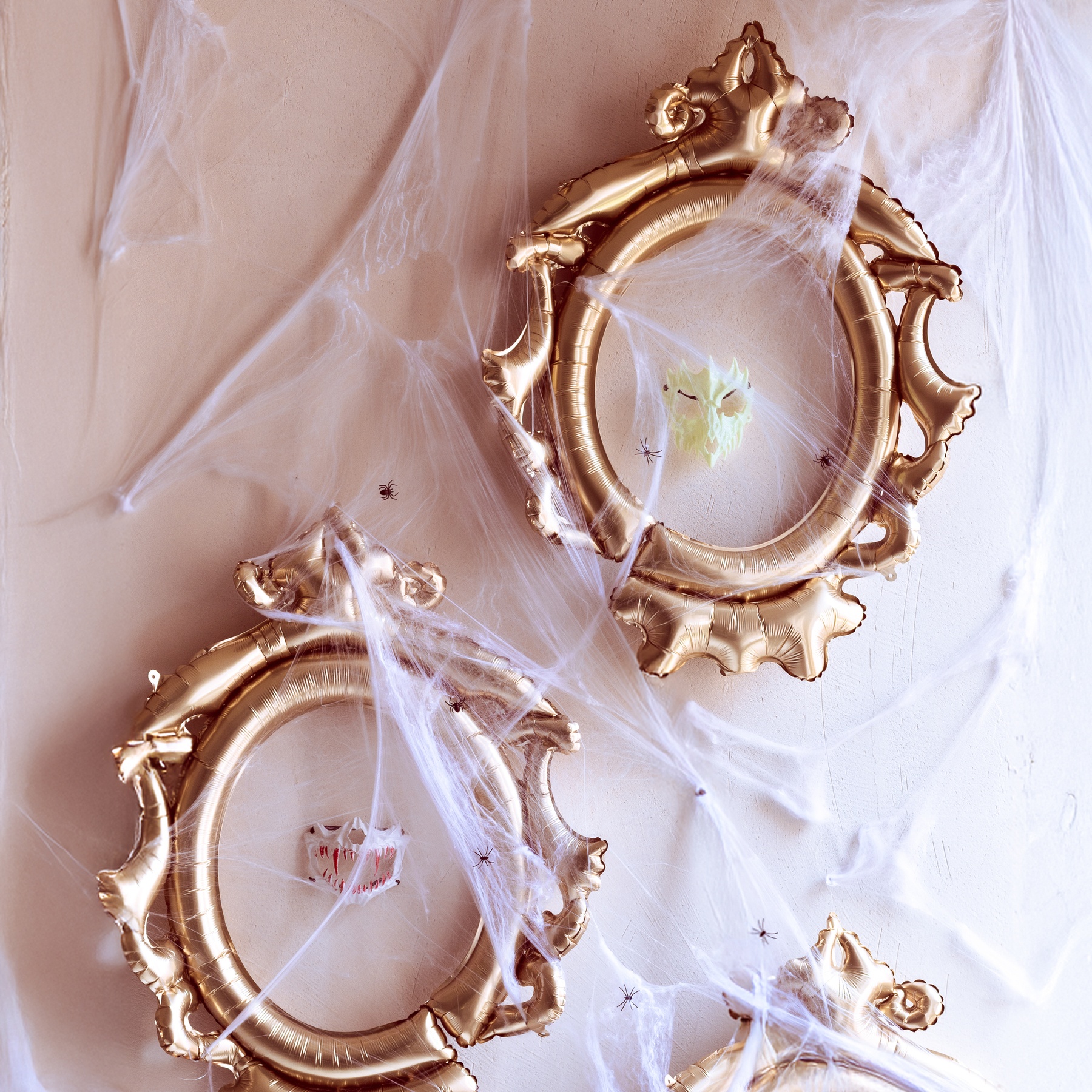 Toile d'araignée blanche de 200 gr avec deux araignées noires - 2