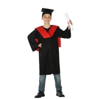 Costume de diplômé avec toque et écharpe rouge