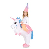 Déguisement de princesse sur les épaules d'une licorne