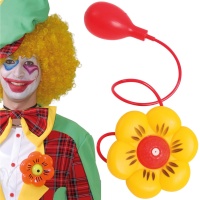 Une fleur jette de l'eau pour le clown