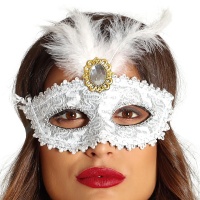 Masque décoré d'une plume et d'une fleur blanche