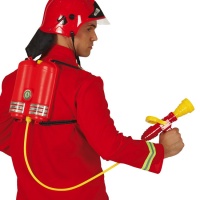 Le sac à dos d'un pompier projette de l'eau