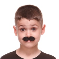 Moustache d'enfant noir