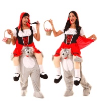 Costume du Petit Chaperon Rouge sur les épaules d'un loup