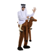 Costume d'adulte sur les épaules d'un chameau
