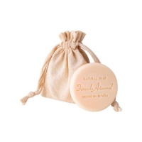 Savon naturel dans un sac en tissu