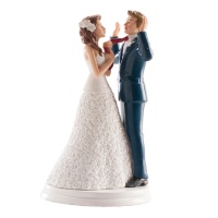 Figurine de la mariée tenant la cravate du marié - 20 cm