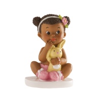 Figurine pour gâteau de baptême avec bébé brun avec lapin - 10 cm