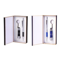 Set de biros + porte-clés avec torche led dans un coffret en bois - 1 unité