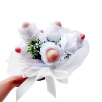 Bouquet de mariée avec des fleurs blanches et poignée de stylo avec un ruban rose