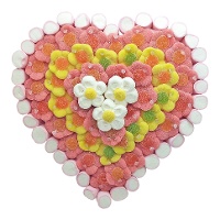 Tarte de bonbons en forme de coeur avec des fleurs de 600 g