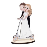 Figurine en bois des mariés avec scooter électrique 18,7 cm
