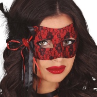 Masque rouge avec dentelle noire et plume noire