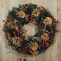 Couronne de Noël en pommes de pin avec gui