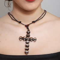 Collier en forme de croix avec des têtes de mort