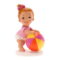 Figurine pour gâteau de baptême représentant une petite fille jouant avec un ballon 11 x 7 cm