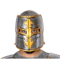 Casque de chevalier médiéval avec détails dorés