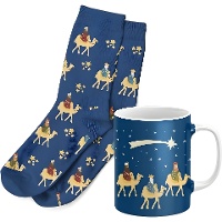 Coffret cadeau de Noël bleu avec mug et chaussettes sur le thème des Rois mages