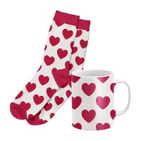 Coffret cadeau mug et chaussettes blanches à coeurs rouges